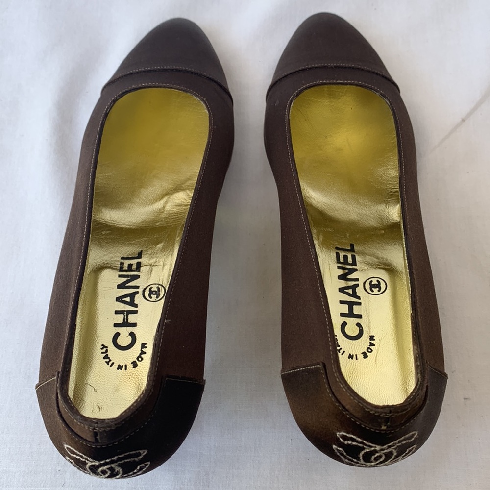 Vintage Chanel Brown Silk Pumps with Embroidered Logo on back heel. Sz8.5 - Picture 5 of 14